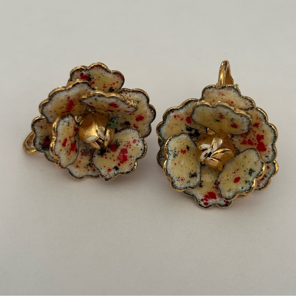 Beautiful enamel vintage floral clip on earrings gold tone with splatter pattern